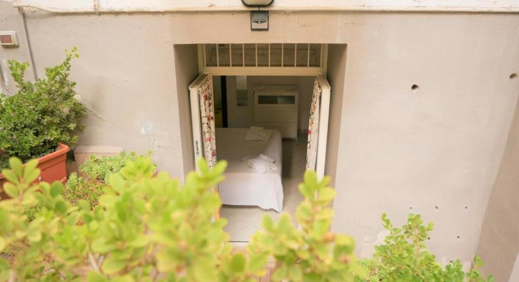 House With Garden And Parking Space In Mergellina ナポリ エクステリア 写真